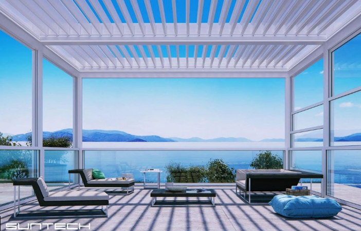 Pergola lamelowa – czym jest i kiedy warto na nią postawić?