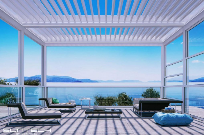 Pergola lamelowa – czym jest i kiedy warto na nią postawić?