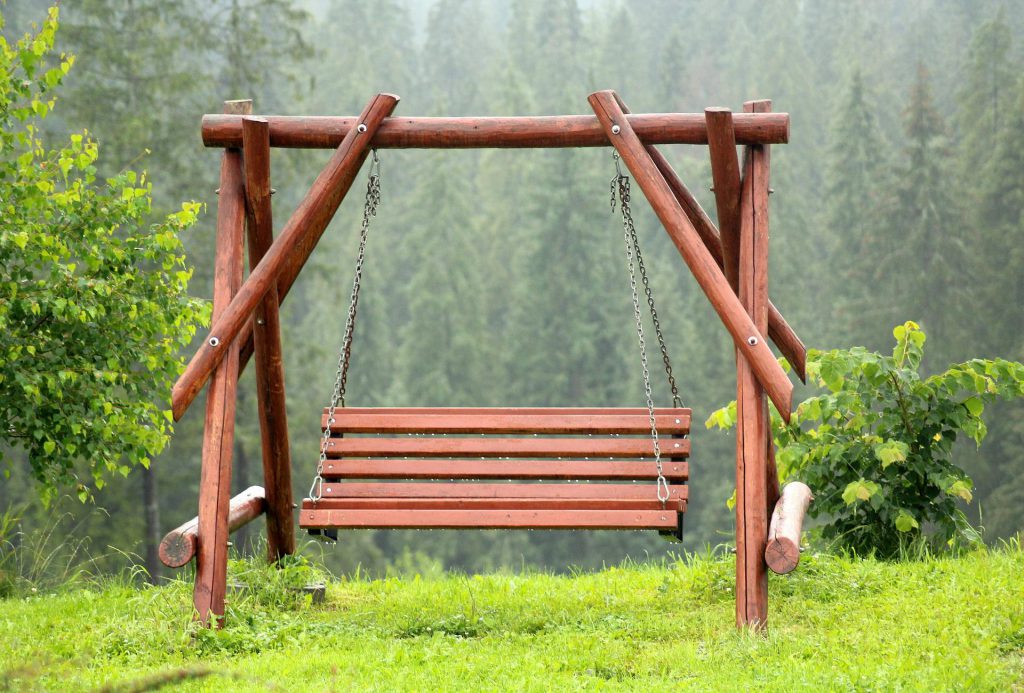 Budowa huśtawki ogrodowej DIY – poradnik