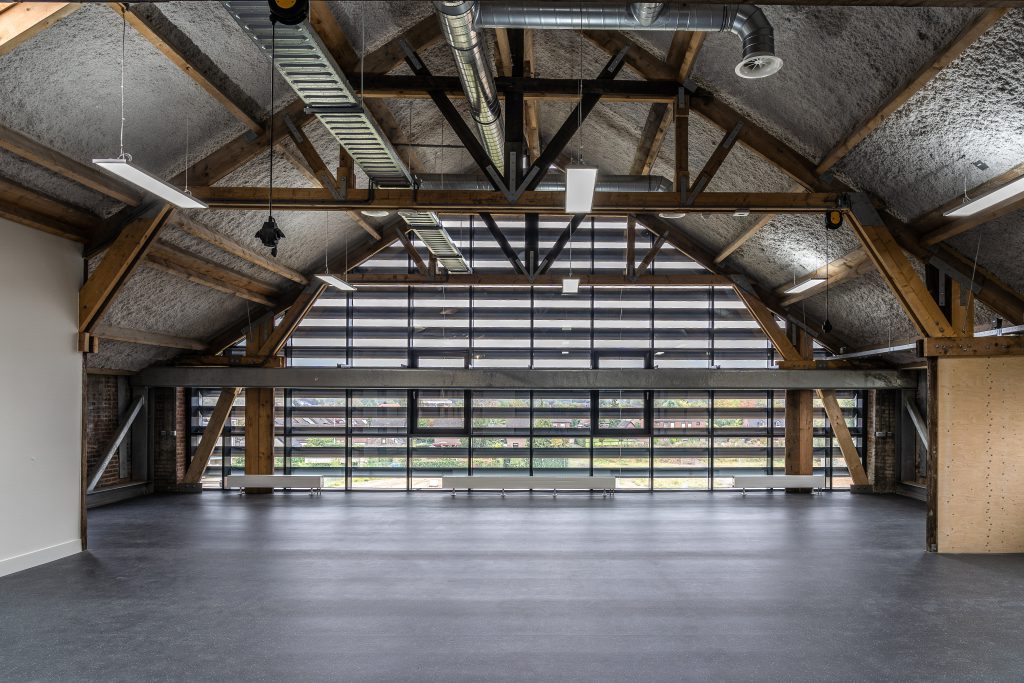 Farby do różnego rodzaju materiałów – dach, metal, beton