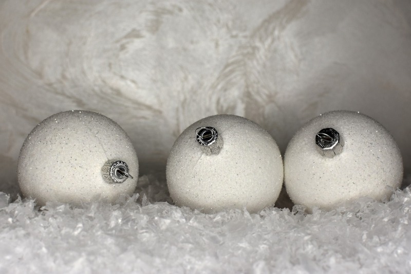 Jak udekorować białą choinkę